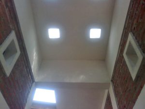Keberadaan glassblock pada langit - langit rumah menjadi solusi memperbanyak masuknya cahaya alami ke dalam rumah